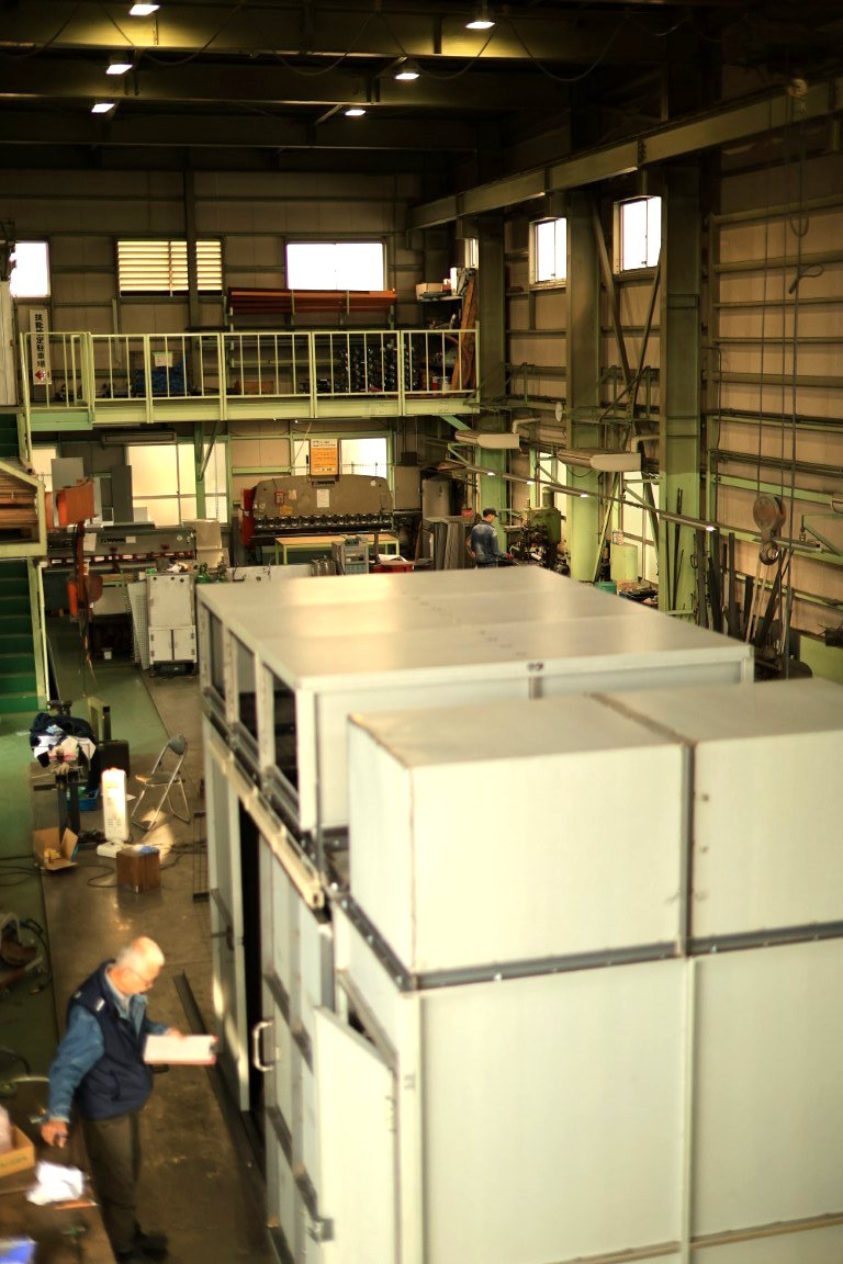 昭和塗装機の工場内で大型塗装設備を製造する様子