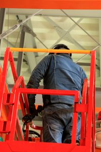 現場での据付・メンテナンス作業