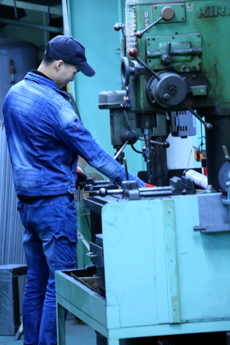 フライス盤で加工中の若手社員