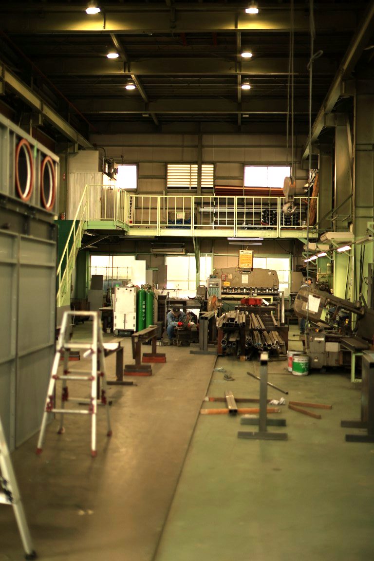 大型設備が並ぶ工場全景